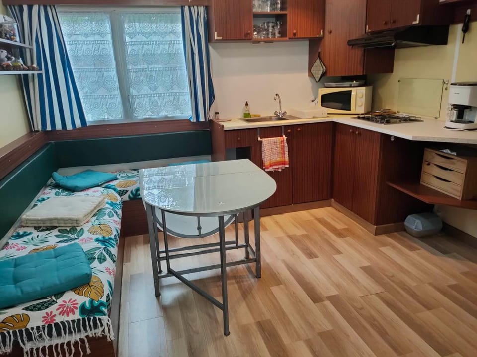 Kitchen or kitchenette, Living room, Dining area, stove