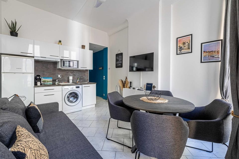 TV and multimedia, Kitchen or kitchenette, Living room, Seating area, Dining area, oven, stove, washing machine