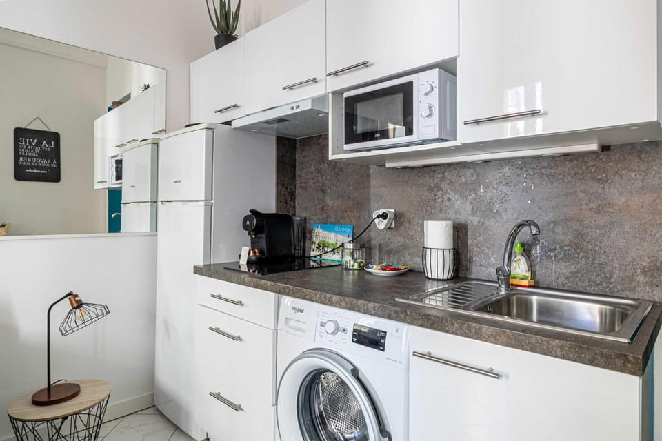 Kitchen or kitchenette, oven, stove, washing machine