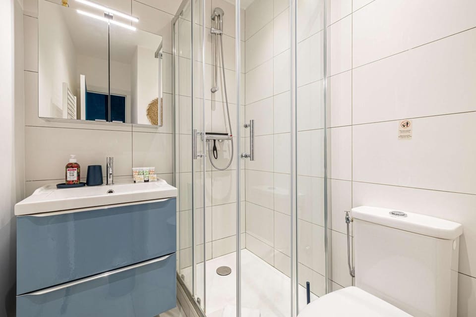 Shower, Toilet, Bathroom, towels