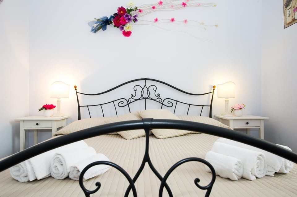 Bed, Photo of the whole room, Decorative detail, Bedroom, Area and facilities