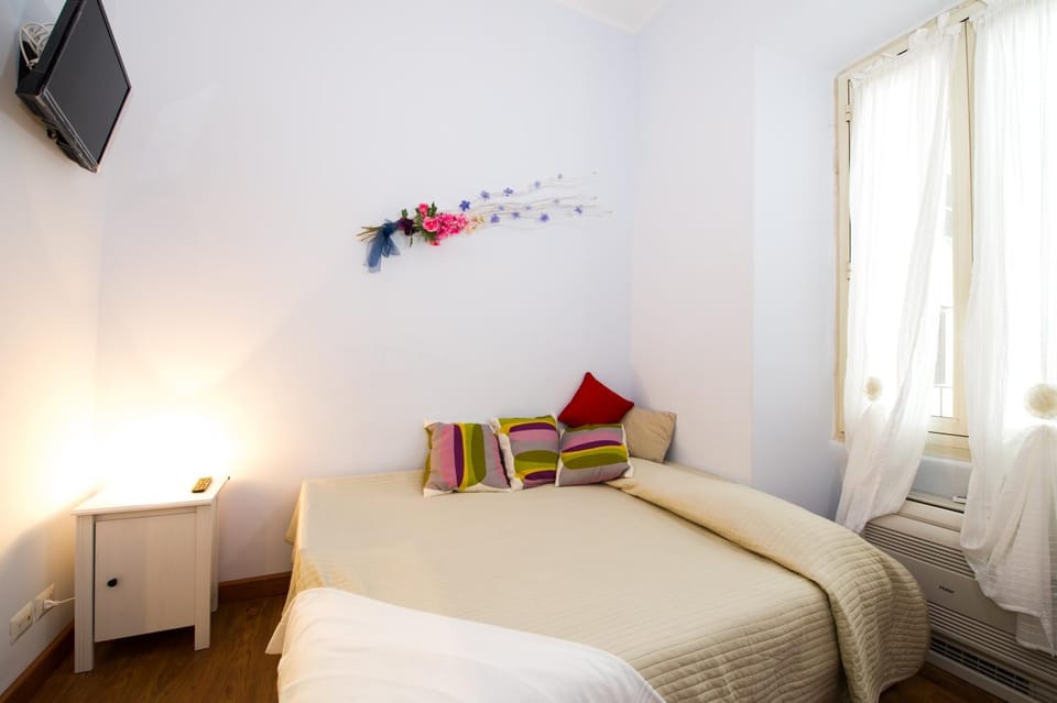 Bed, TV and multimedia, Photo of the whole room, Decorative detail, Bedroom, Area and facilities