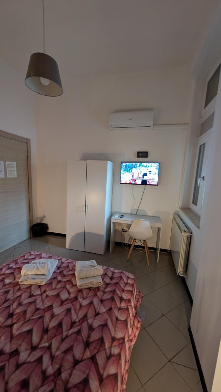 Bed, TV and multimedia, Photo of the whole room, Bedroom, air conditioner