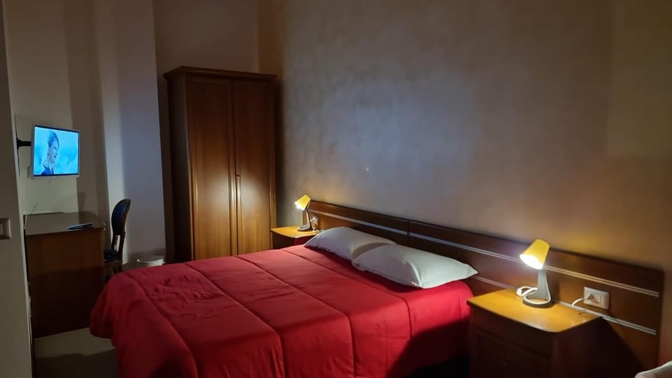 Bed, TV and multimedia, Bedroom, hair dresser