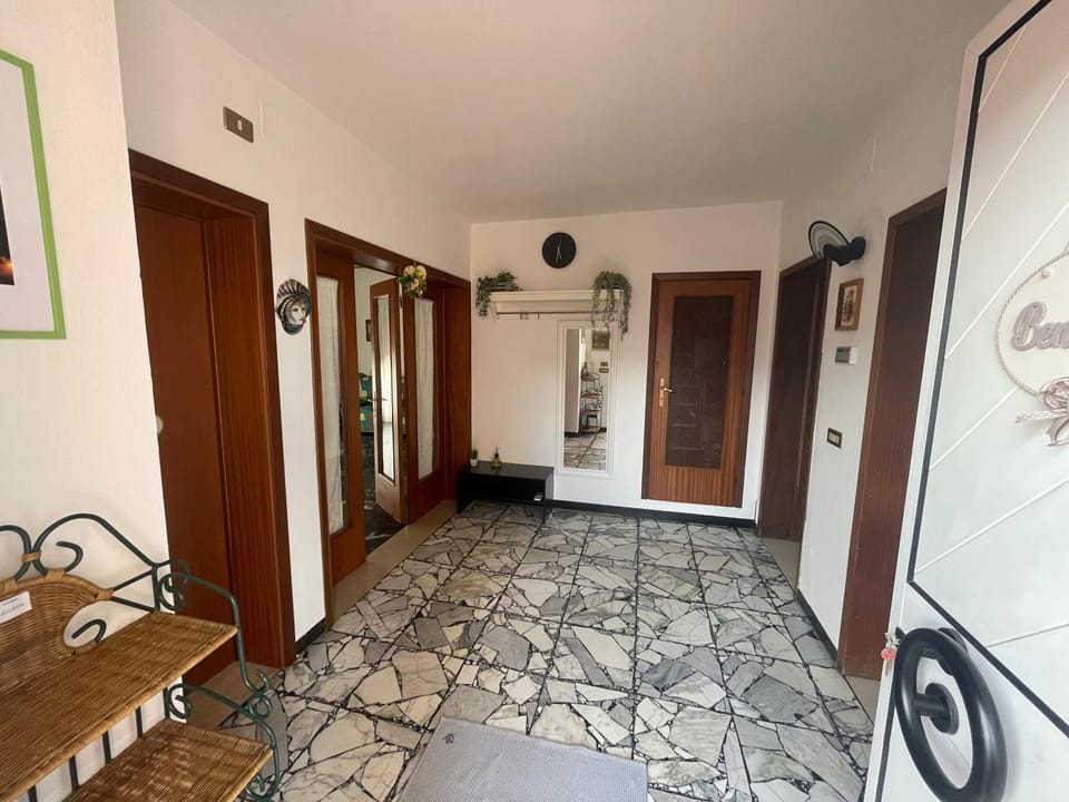 Facade/entrance, wardrobe