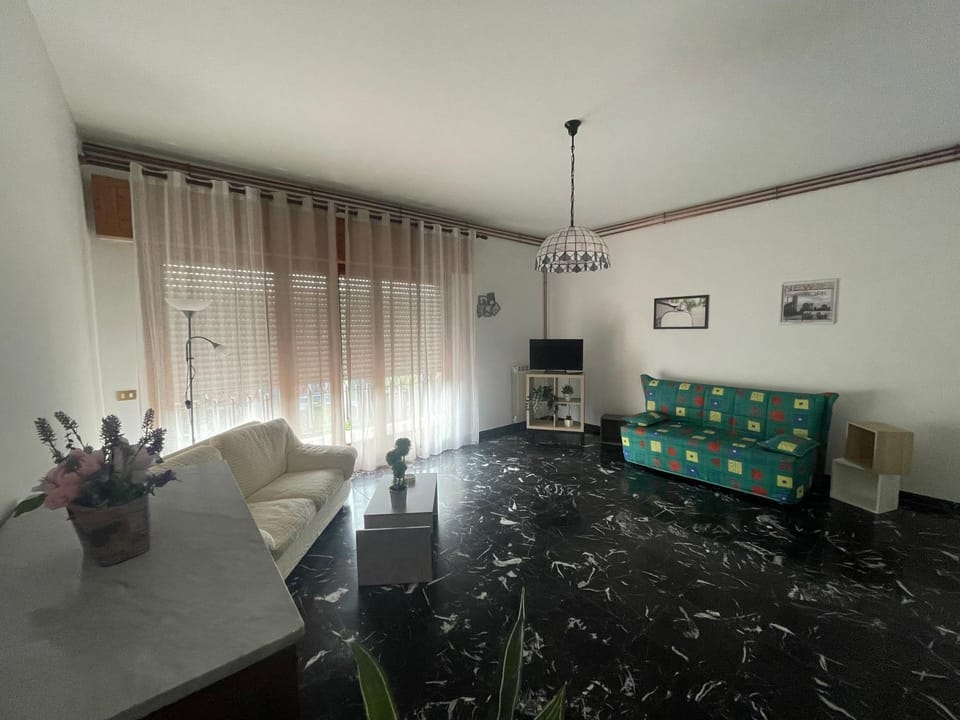 Communal lounge/ TV room, TV and multimedia, Living room, Seating area