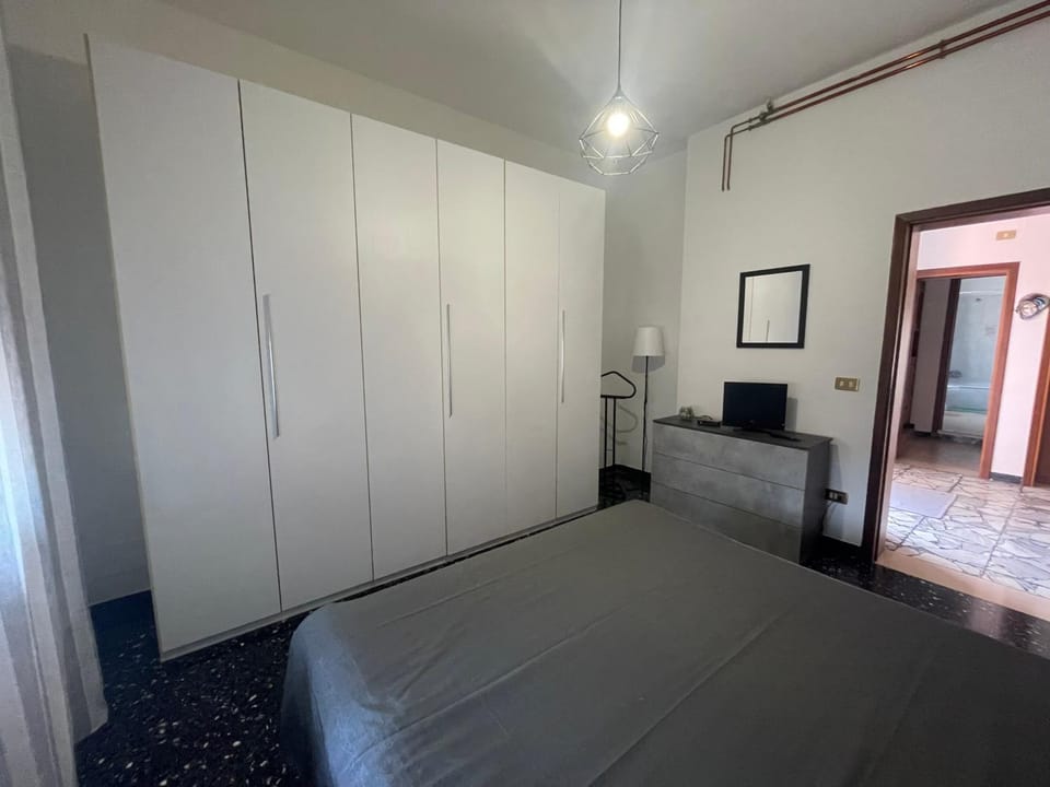 Bed, TV and multimedia, Bedroom, wardrobe