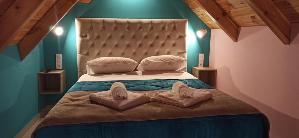 Bed, Bedroom, towels