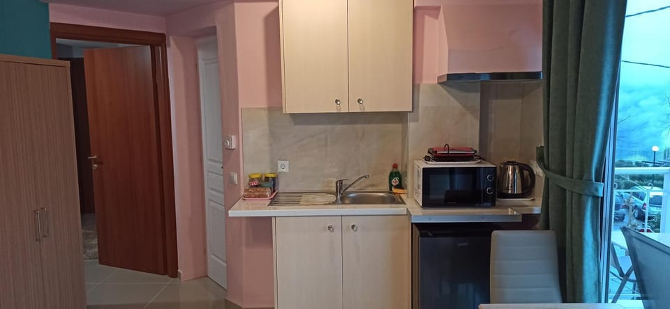 Kitchen or kitchenette, minibar