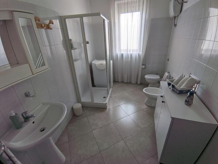 Shower, Toilet, Bathroom, towels