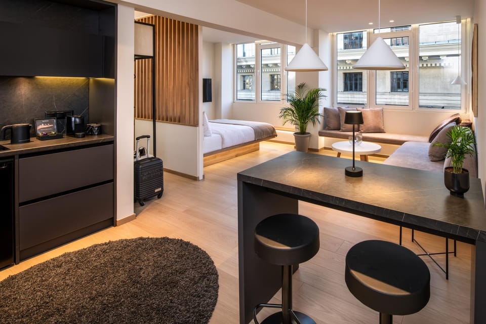 Bed, Kitchen or kitchenette, Living room, Photo of the whole room, Seating area, hair dresser, minibar