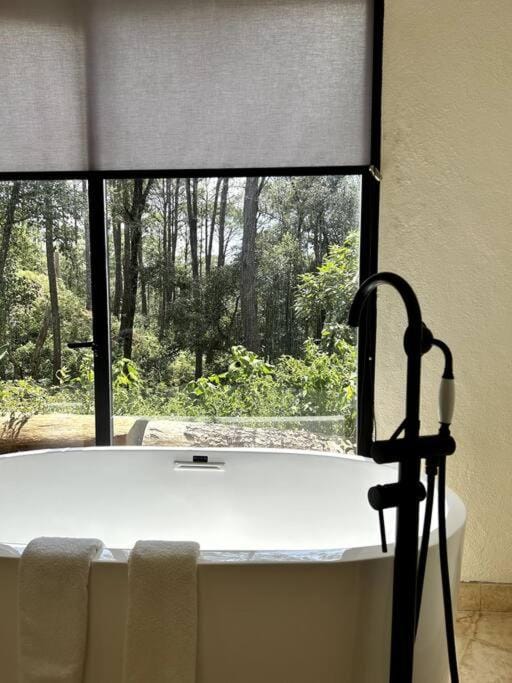 Cabaña Roble Boutique en Avándaro, Valle de Bravo House in Valle de Bravo