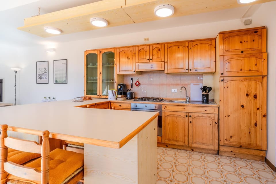 Kitchen or kitchenette, Dining area, stove, toaster