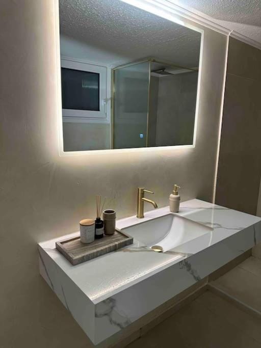 Linear Flat - City Center - Private Parking Apartment in Chania