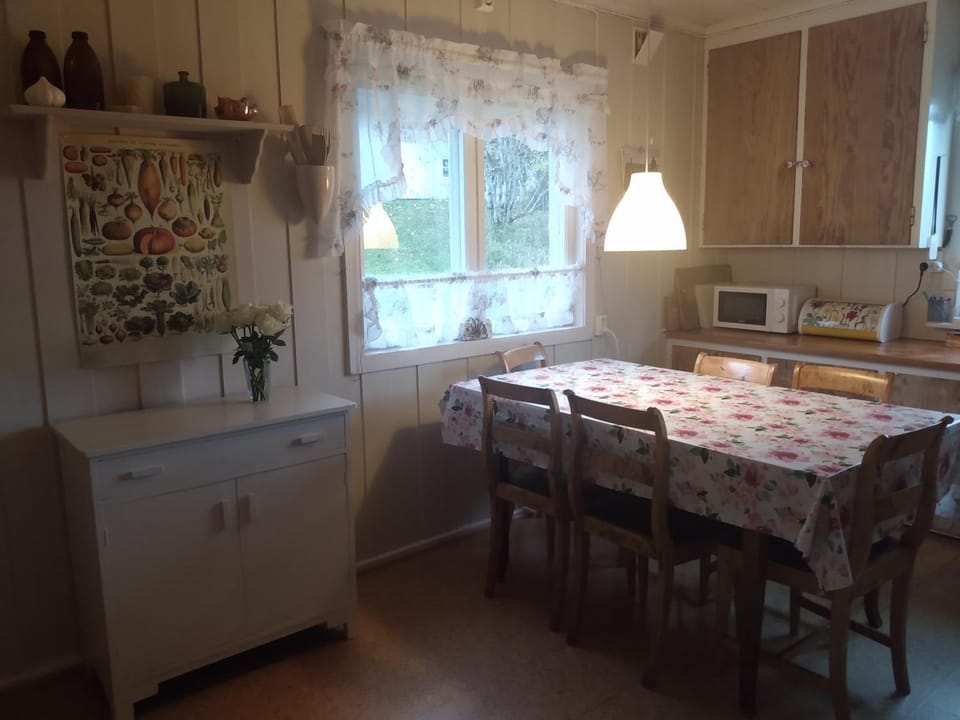 Kitchen or kitchenette, Dining area, minibar