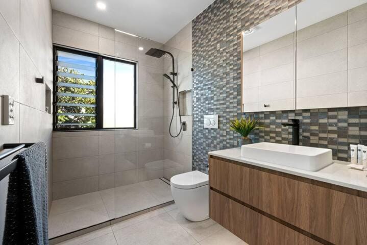SPECTACULAR THREE BAYS Apartment in Coolum Beach