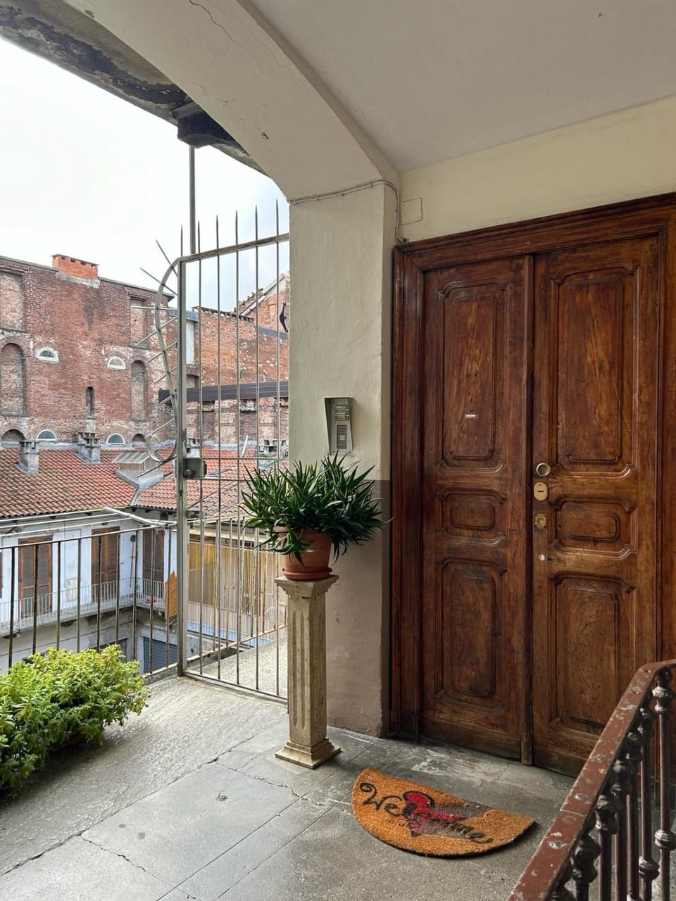 Facade/entrance, Day, Balcony/Terrace