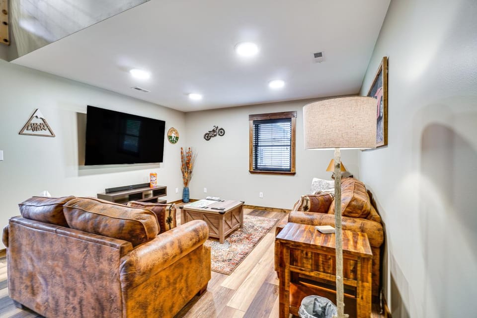 Modern Cabin w/ Hot Tub: Near Tail of the Dragon! Cabin in Tennessee