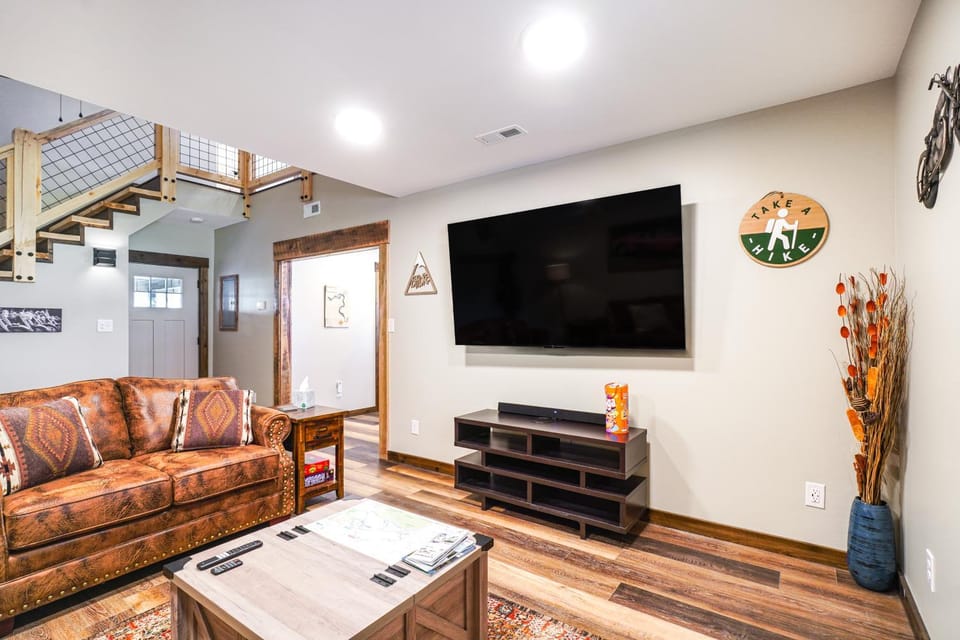 Modern Cabin w/ Hot Tub: Near Tail of the Dragon! Cabin in Tennessee