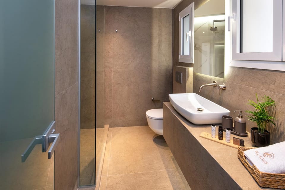 Shower, Toilet, Bathroom, Decorative detail, towels