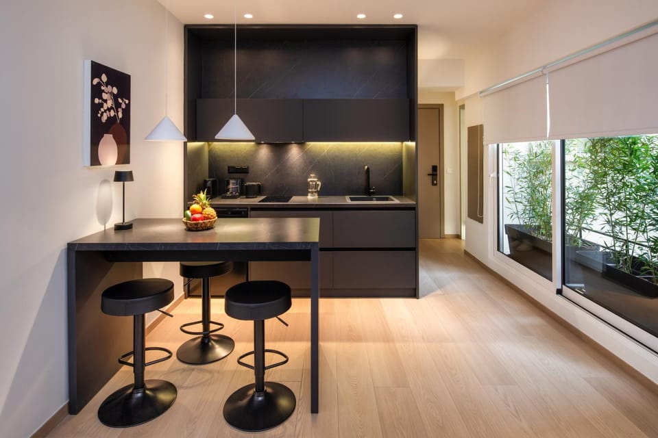 Kitchen or kitchenette, Dining area, minibar, kitchen