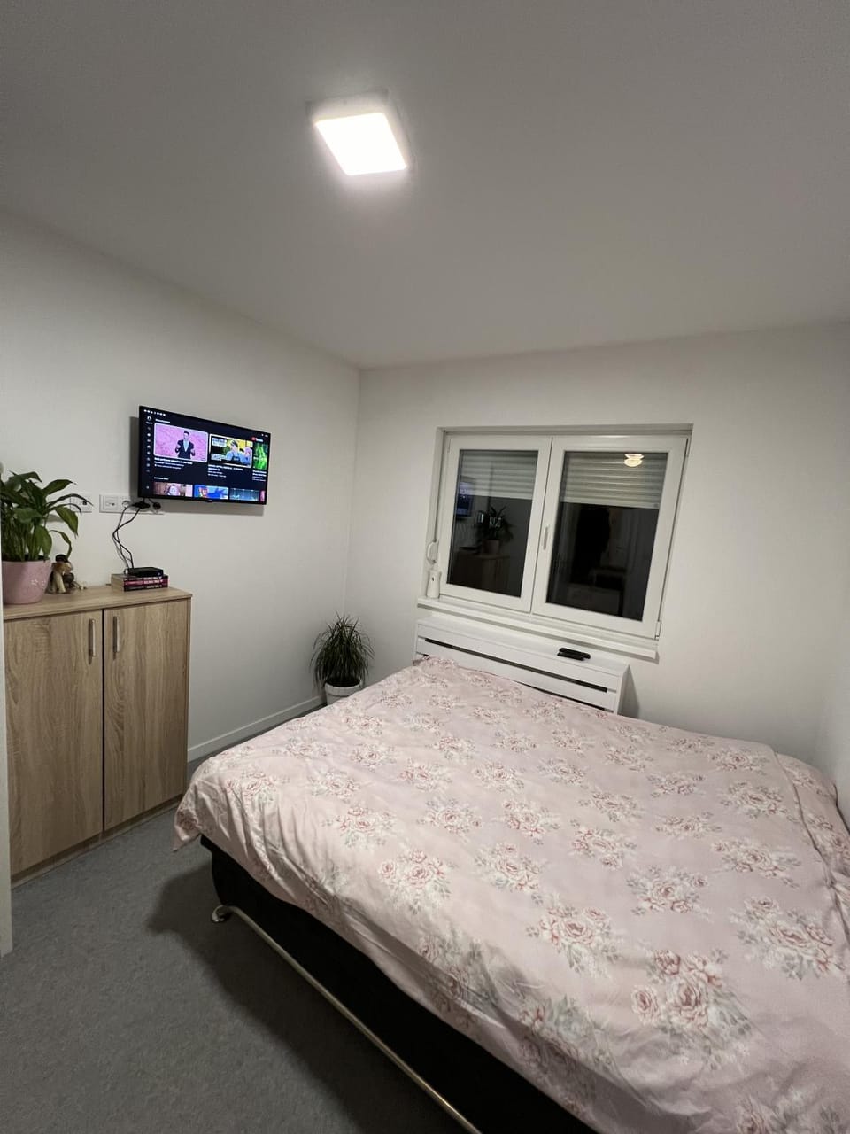 Bed, TV and multimedia, Bedroom