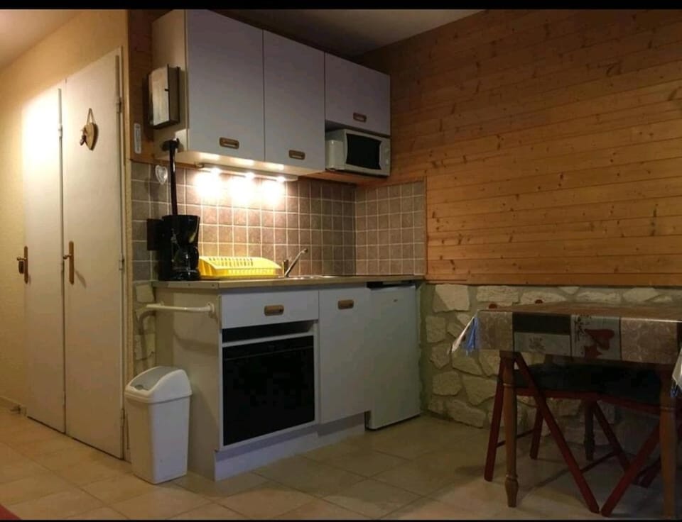 Kitchen or kitchenette, minibar, stove