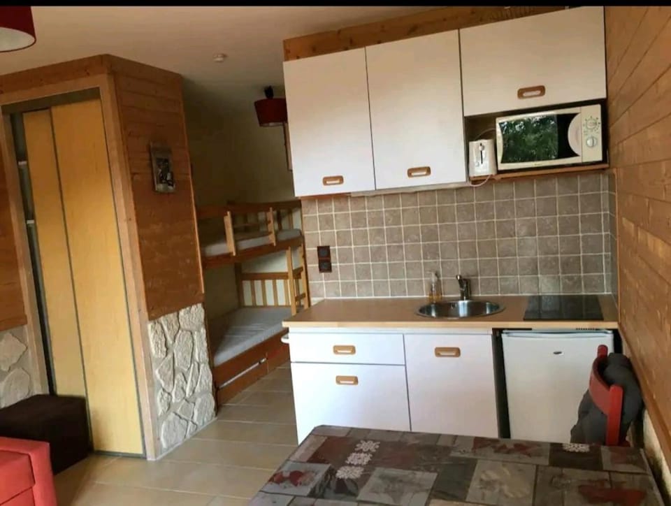 Kitchen or kitchenette, bunk bed