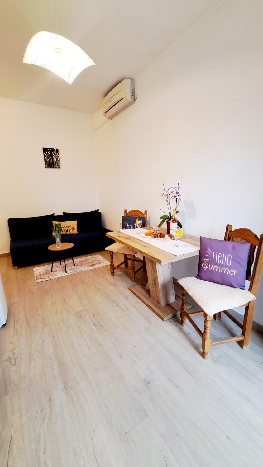 Living room, Seating area, Dining area, air conditioner