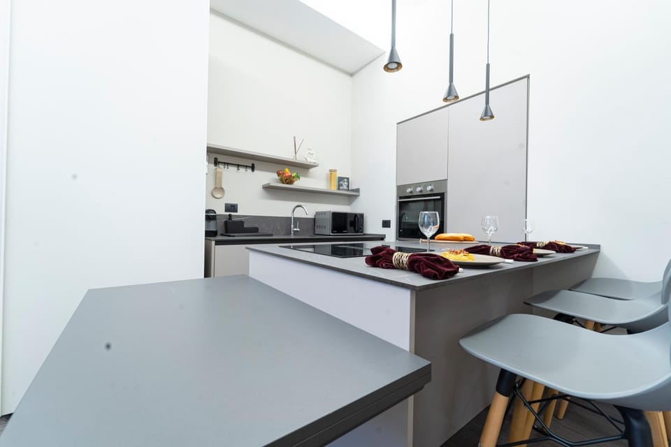 Kitchen or kitchenette, Dining area, minibar, stove