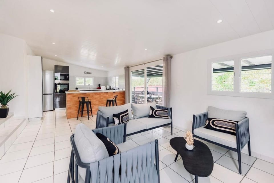 Kitchen or kitchenette, Living room, Seating area