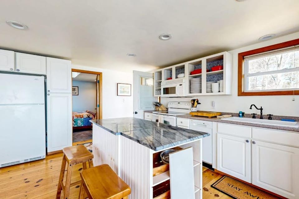 Kitchen or kitchenette, dishwasher, minibar, stove, kitchen