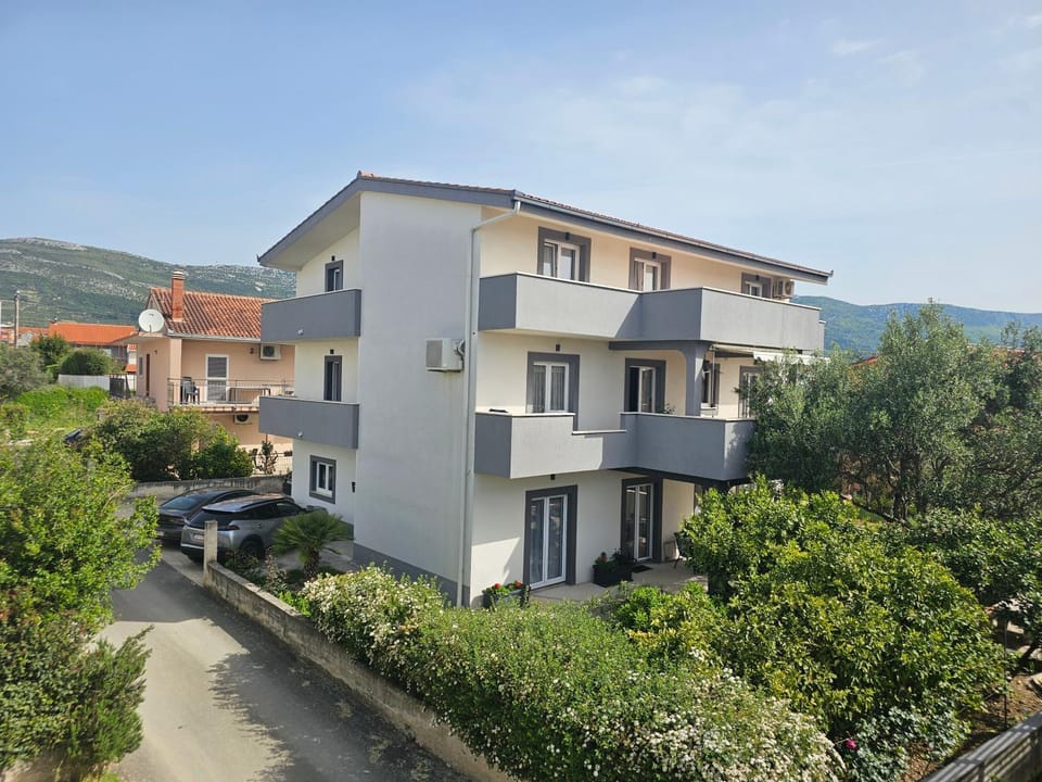 Property building, Mountain view, Parking