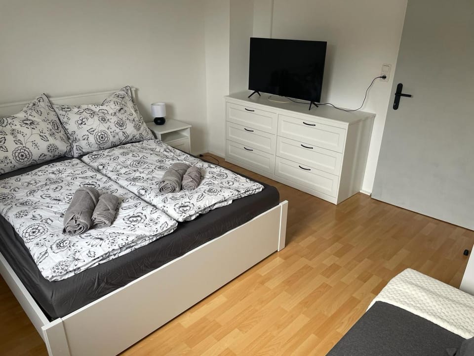 Bed, TV and multimedia, Bedroom, towels