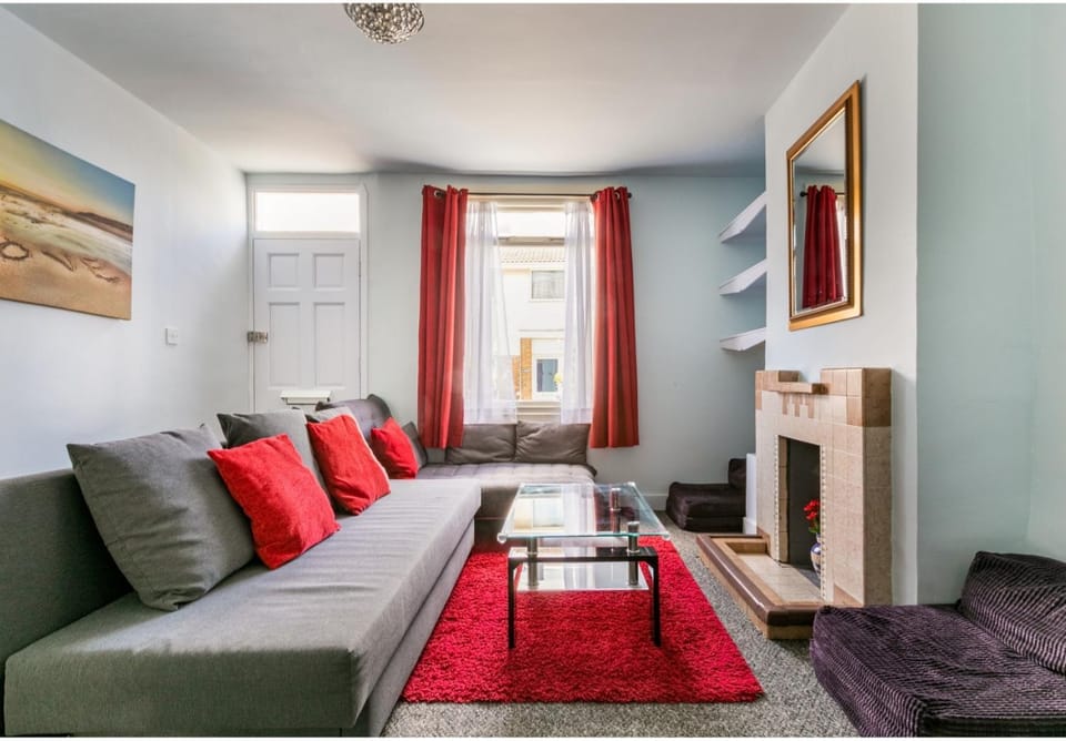 Victoria Cottage - Spacious Bright & Airy - Seconds to Beach - Pet Friendly - Easy Parking - Minutes to All Amenities - 60 percent Off Monthly Stays House in Dover District