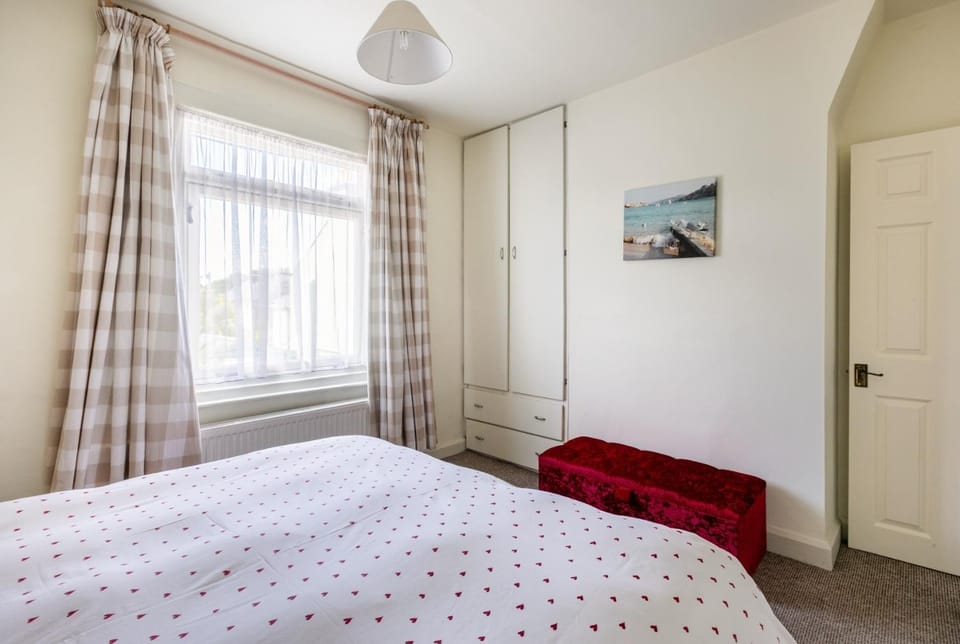 Victoria Cottage - Spacious Bright & Airy - Seconds to Beach - Pet Friendly - Easy Parking - Minutes to All Amenities - 60 percent Off Monthly Stays House in Dover District