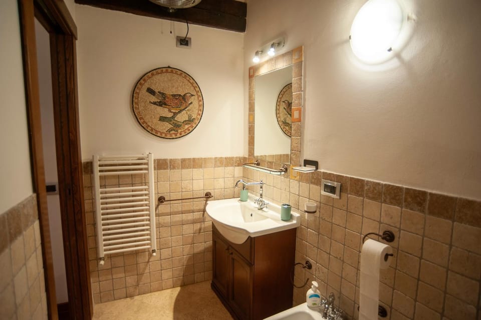 Toilet, Bathroom, towels