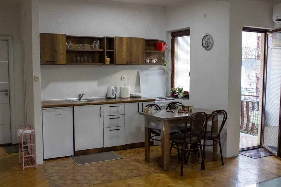 Kitchen or kitchenette, Dining area, pet friendly, stove, toaster