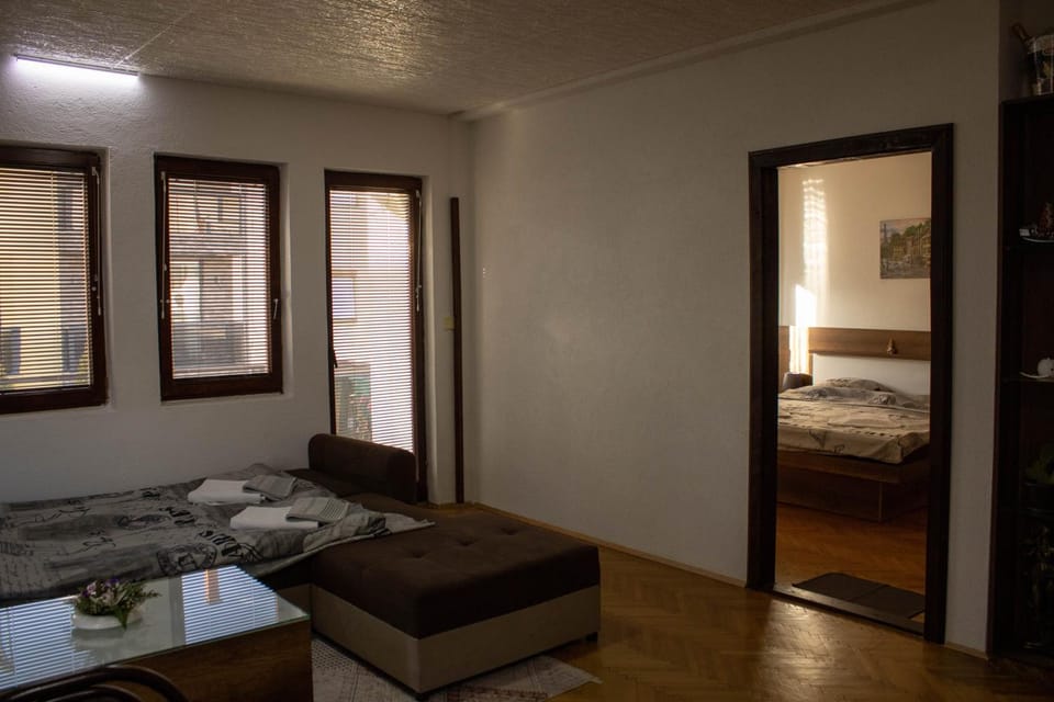 Bed, Living room, Photo of the whole room, Seating area