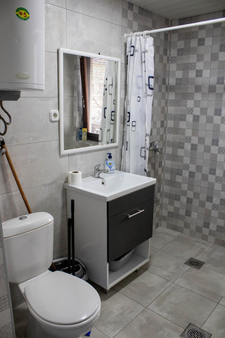 Shower, Toilet, Bathroom, heating, towels