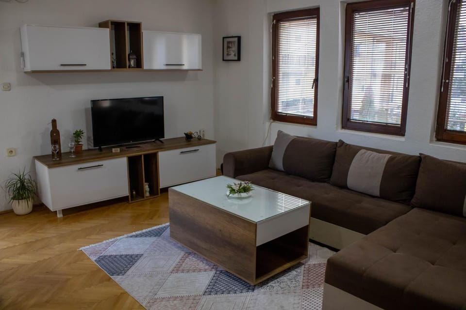 TV and multimedia, Living room, Seating area, Evening entertainment