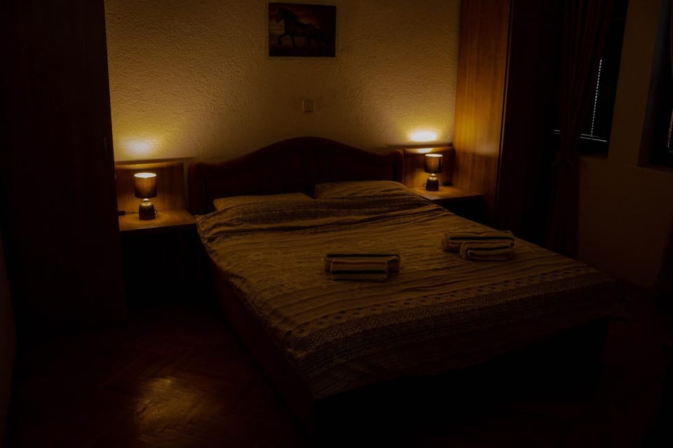 Bed, Bedroom, towels