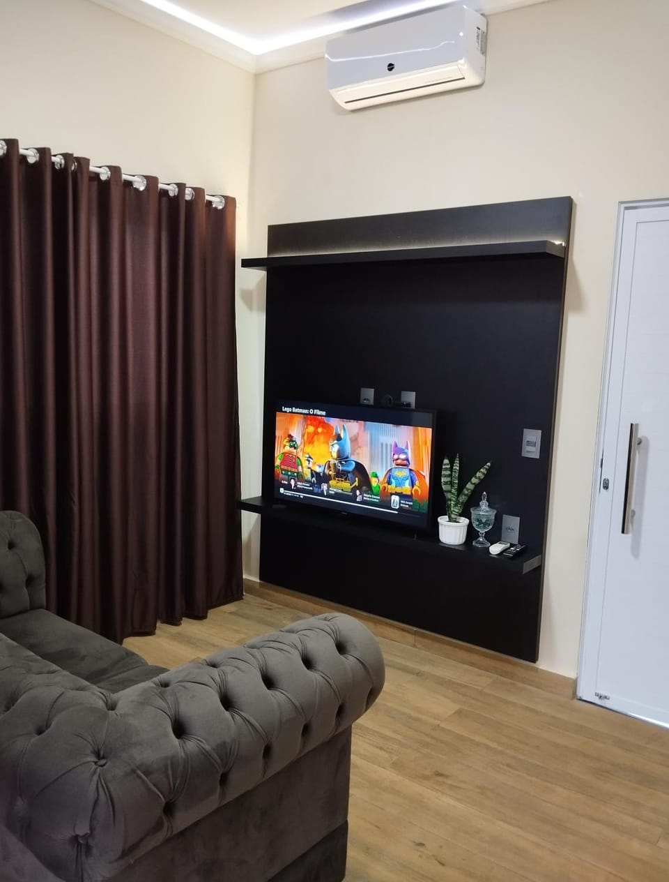 TV and multimedia, Seating area, air conditioner