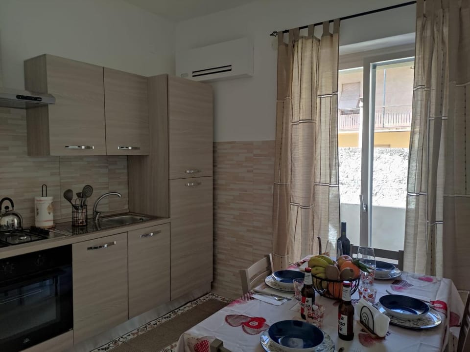 Kitchen or kitchenette, Dining area, minibar, pet friendly, stove