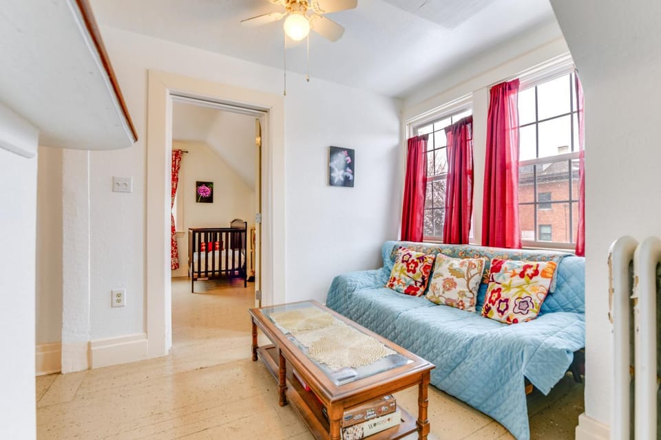 Cozy Niagara Falls Cottage with Gas Grill and Patio! House in Niagara Falls