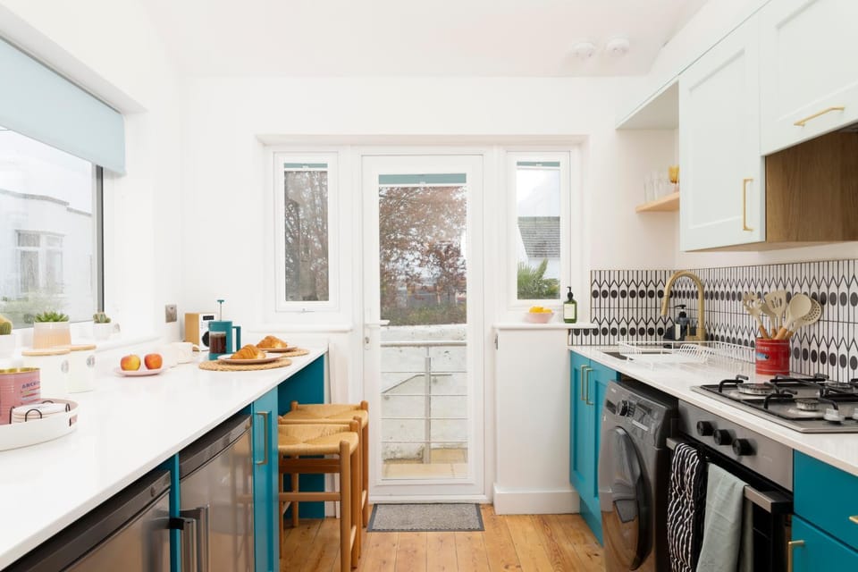Kitchen or kitchenette, Dining area, stove, washing machine