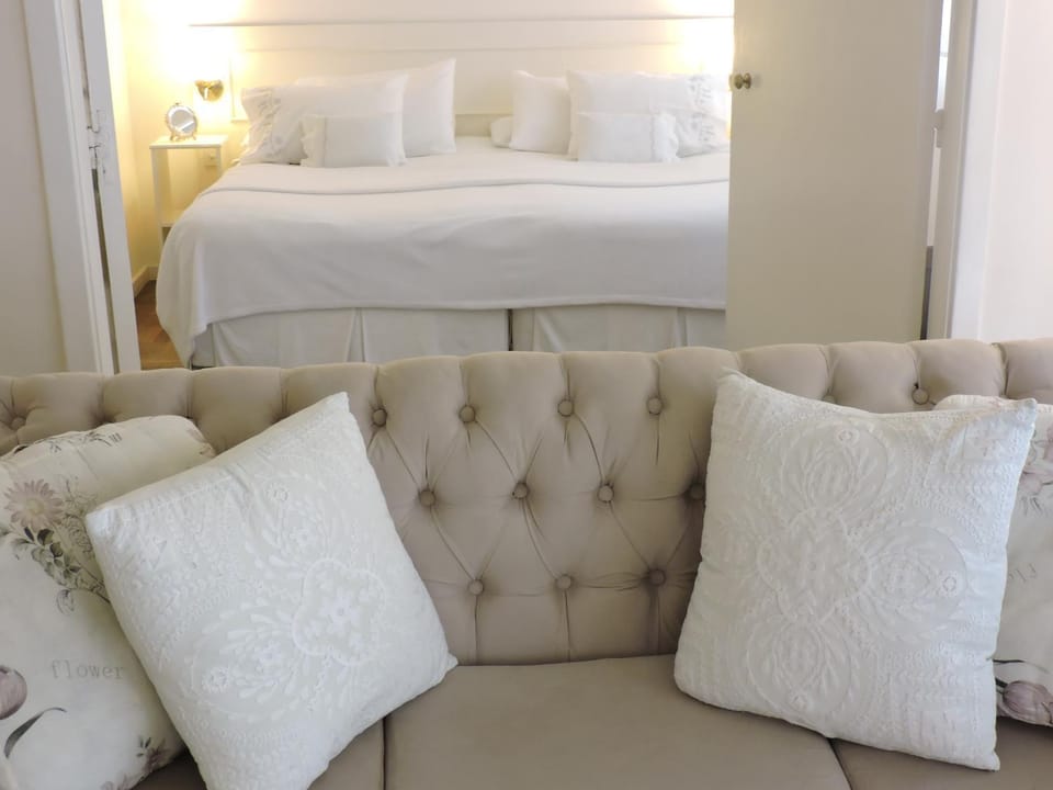 Bed, Living room, Photo of the whole room, Seating area, Bedroom