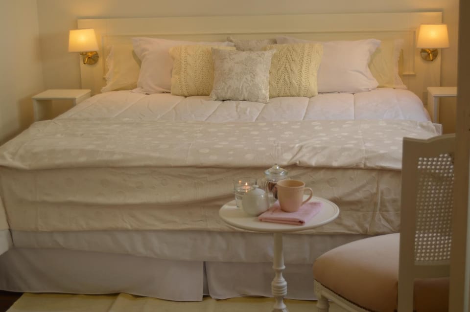Bed, Photo of the whole room, Decorative detail, Bedroom, Drinks