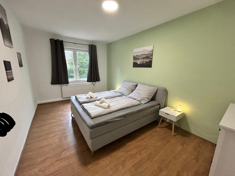 Bed, Photo of the whole room, Bedroom, towels