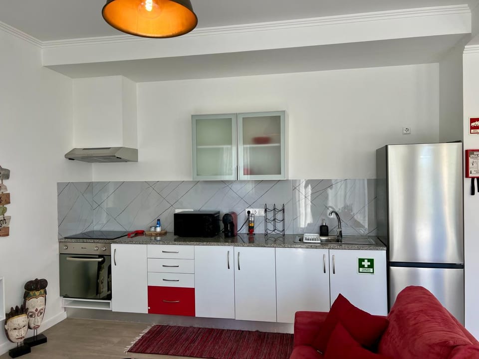 Coffee/tea facilities, Kitchen or kitchenette, oven, stove, toaster